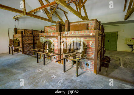 Dachau, Deutschland - 30. Juli 2015: Steinöfen im Krematorium Gebäude zeigen die grausame Realität des Geschehenen in Konzentrationslagern. Stockfoto