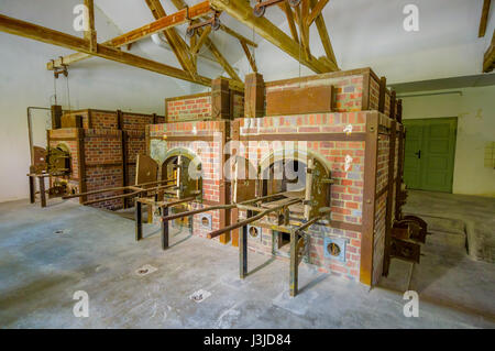 Dachau, Deutschland - 30. Juli 2015: Steinöfen im Krematorium Gebäude zeigen die grausame Realität des Geschehenen in Konzentrationslagern. Stockfoto
