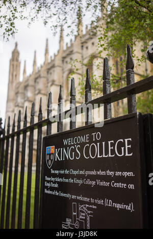 Die Universitätsstadt Cambridge in England mit einem dekorativen Geländer und einem Willkommensschild zum Kings College Stockfoto