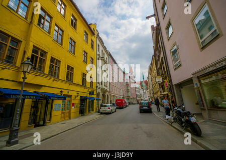 München, Deutschland - 30. Juli 2015: Typische charmante Stadt Straße rund um quadratische Hauptbereich. Stockfoto
