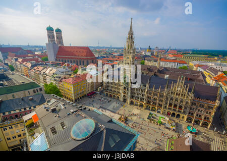 München, Deutschland - 30. Juli 2015: Spektakuläres Bild zeigt schöne Rathaus, von hoch oben mit Blick auf München übernommen. Stockfoto