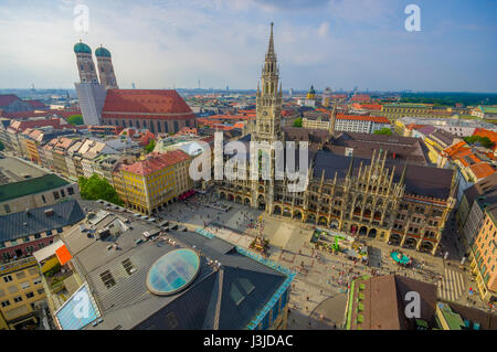 München, Deutschland - 30. Juli 2015: Spektakuläres Bild zeigt schöne Rathaus, von hoch oben mit Blick auf München übernommen. Stockfoto