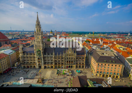 München, Deutschland - 30. Juli 2015: Spektakuläres Bild zeigt schöne Rathaus, von hoch oben mit Blick auf München übernommen. Stockfoto