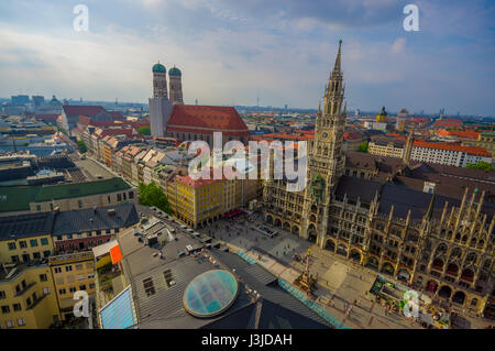 München, Deutschland - 30. Juli 2015: Spektakuläres Bild zeigt schöne Rathaus, von hoch oben mit Blick auf München übernommen. Stockfoto