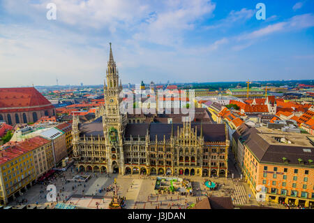 München, Deutschland - 30. Juli 2015: Spektakuläres Bild zeigt schöne Rathaus, von hoch oben mit Blick auf München übernommen. Stockfoto