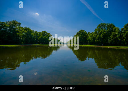 Nymphenburg, Deutschland - 30. Juli 2015: Idyllische Teil des Schlossparks mit ruhiger See und schönen grünen Bäumen Sorrounding. Stockfoto