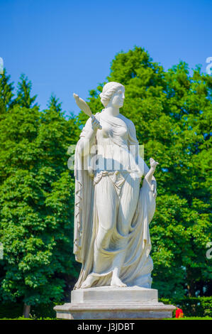 Nymphenburg, Deutschland - 30. Juli 2015: Skulptur Frau, schöner sonniger Tag, grünes Gras und Büsche im Schlosspark. Stockfoto