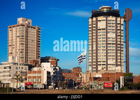 Gebäude in der Strandpromenade in Playa Brava, Punta del Este, Uruguay. Stockfoto