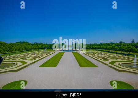 Schleißheim, Deutschland - 30. Juli 2015: Royal Garden Palace Eigenschaft mit unglaublichen organisierte grünen Büschen und Schotterstraßen, majestätischen Design, beaut Stockfoto