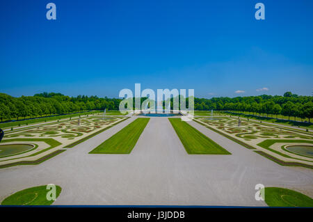 Schleißheim, Deutschland - 30. Juli 2015: Royal Garden Palace Eigenschaft mit unglaublichen organisierte grünen Büschen und Schotterstraßen, majestätischen Design, beaut Stockfoto