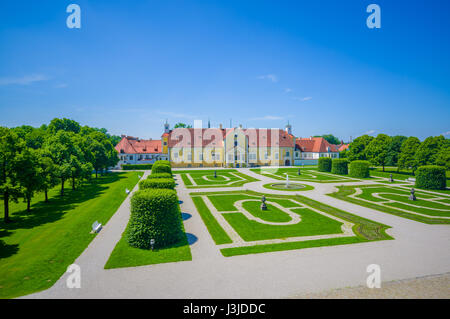 Schleißheim, Deutschland - 30. Juli 2015: Royal Garden Palace Eigenschaft mit unglaublichen organisierte grünen Büschen und Schotterstraßen, majestätischen Design, beaut Stockfoto