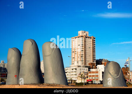 Die Hand-Skulptur von Punta del Este oder Mano de Punta del Este Parada 4 am Sandstrand von Brava Strand, von Mario Irarrázabal. Stockfoto