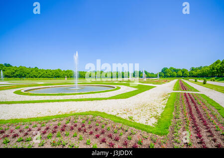 Schleißheim, Deutschland - 30. Juli 2015: Royal Garten Palast Eigenschaft mit unglaublichen organisierte grünen Büschen und Schotterstraßen, Wasserbrunnen, majest Stockfoto