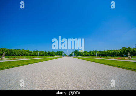 Schleißheim, Deutschland - 30. Juli 2015: Royal Garden Palace Eigenschaft mit unglaublichen organisierte grünen Büschen und Schotterstraßen, majestätischen Design, beaut Stockfoto