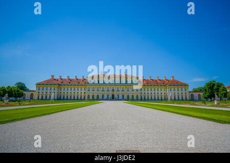 Schleißheim, Deutschland - 30. Juli 2015: Main Palastgebäude von Kies Allee bis zum Eingang, schönen blauen Himmels gesehen. Stockfoto