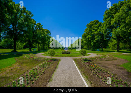 Schleißheim, Deutschland - 30. Juli 2015: Main Palastgebäude wie aus weiter Ferne durch Garten Allee, schönen blauen Himmel zu sehen. Stockfoto