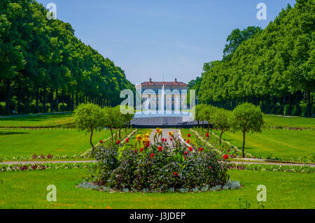 Schleißheim, Deutschland - 30. Juli 2015: Main Palastgebäude wie aus weiter Ferne durch Garten Allee, schönen blauen Himmel zu sehen. Stockfoto