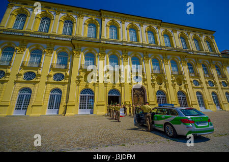 Schleißheim, Deutschland - 30. Juli 2015: Deutsche Polizeiauto mit Polizisten in Uniform aufgereiht vor Palast Eingang Durchführung einer Zeremonie. Stockfoto