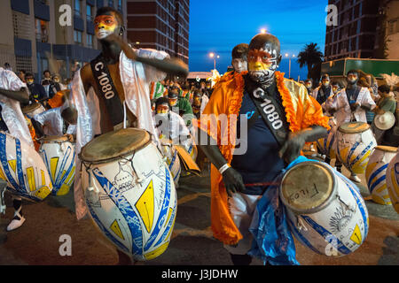 Traditionellen Murgas und Samba Schulen während der Llamadas (Berufung) Prozession, die offiziell den Karneval in Montevideo, Uruguay beginnt. Ist das l Stockfoto