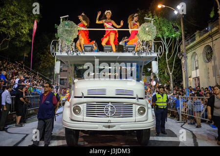 Traditionellen Murgas und Samba Schulen während der Llamadas (Berufung) Prozession, die offiziell den Karneval in Montevideo, Uruguay beginnt. Ist das l Stockfoto