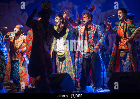 Falta y Resto Murga Gruppe Benedetti im Teatro de Verano Sommertheater Kompetenz in Montevideo Uruguay während des Karnevals. Stockfoto