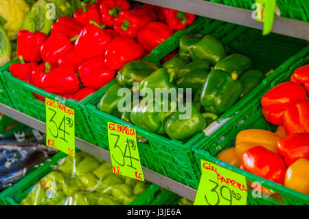 OSLO, Norwegen - 8. Juli 2015: typischer Gemüsemarkt in Torggata wo viele Immigranten erfolgreich Essen laufen im Zusammenhang mit Unternehmen mit einer Vielzahl o Stockfoto