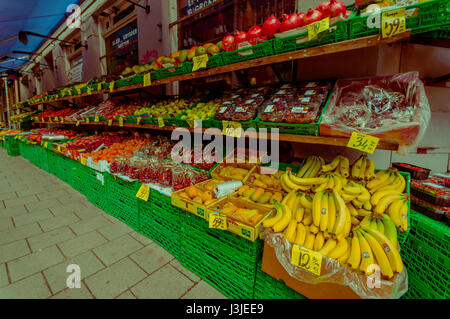 OSLO, Norwegen - 8. Juli 2015: typischer Gemüsemarkt in Torggata wo viele Immigranten erfolgreich Essen laufen im Zusammenhang mit Unternehmen mit einer Vielzahl o Stockfoto