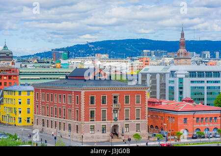 OSLO, Norwegen - 8. Juli 2015: tolle Aussicht vom Dach der Oper zeigen berühmte Skisprungschanze Hill Homenkollen in den entfernten grünen Hang. Stockfoto