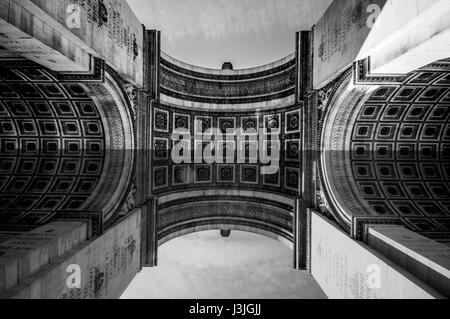 Paris, Frankreich - 1. Juni 2015: Tolle Aussicht vom unter Arch of Triumph zeigt künstlerische Muster und Details, schwarz weiße Edition. Stockfoto