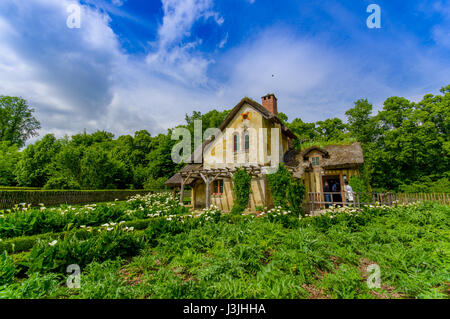 Paris, Frankreich - 1. Juni 2015: The Queens Hamlet, Versailles, gebaut als Freizeit Rückzugsort für ihre Majestät und engsten Freunde, schöne rustikale Architektur Stockfoto