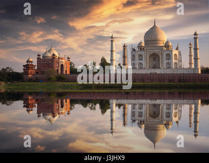 Taj Mahal Sonnenuntergang am Ufer des Flusses Yamuna. Taj Mahal ist ein weißer Marmor-Mausoleum als UNESCO-Weltkulturerbe Stockfoto