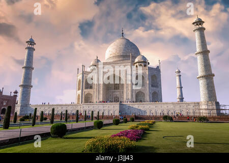 Taj Mahal in Agra Indien mit einem schönen stimmungsvollen Sonnenuntergang Himmel. Zum UNESCO-Weltkulturerbe in Agra Indien und eine primäre Touristenattraktion des Landes. Stockfoto