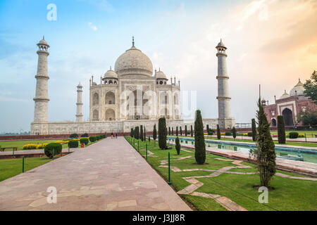 Taj Mahal - ein UNESCO-Weltkulturerbe bei Agra India bei Sonnenaufgang. Ein Marmor-Mausoleum am Ufer des Flusses Yamuna von Kaiser Shah Jahan erbaut. Stockfoto