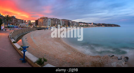 LLORET DE MAR, Spanien - 20. Juni 2016: Panorama von Lloret de Mar direkt am Meer in Katalonien, Spanien. Lloret de ist Mar beliebteste Ferienort der Costa Brava und loc Stockfoto