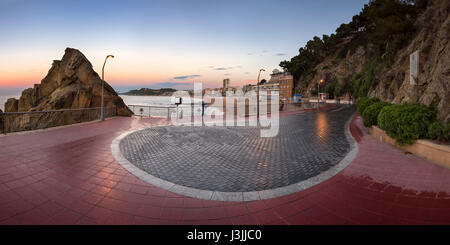 LLORET DE MAR, Spanien - 21. Juni 2016: Lloret de Mar direkt am Meer in Katalonien, Spanien. Lloret de Mar ist der beliebteste Ferienort der Costa Brava und befindet sich nur 75 Stockfoto