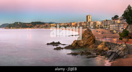 LLORET DE MAR, Spanien - 23. Juni 2016: Panorama von Lloret de Mar direkt am Meer in Katalonien, Spanien. Lloret de ist Mar beliebteste Ferienort der Costa Brava und loc Stockfoto