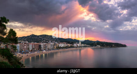 LLORET DE MAR, Spanien - 25. Juni 2016: Panorama von Lloret de Mar in Katalonien, Spanien. Lloret de Mar ist der beliebteste Ferienort der Costa Brava und befindet sich nur Stockfoto