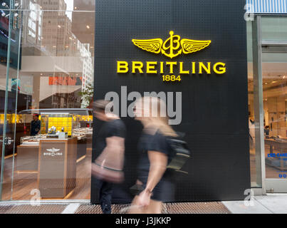 Die Menschen gehen Vergangenheit eine Breitling-Einzelhandel in New York auf Samstag, 29. April 2017 speichern. CVC Capital Partners, eine private Equity Gesellschaft gekauft hat eine 80 % ige Beteiligung an der der Schweizer Luxusuhren Breitling. (© Richard B. Levine) Stockfoto