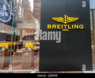 Die Menschen gehen Vergangenheit eine Breitling-Einzelhandel in New York auf Samstag, 29. April 2017 speichern. CVC Capital Partners, eine private Equity Gesellschaft gekauft hat eine 80 % ige Beteiligung an der der Schweizer Luxusuhren Breitling. (© Richard B. Levine) Stockfoto