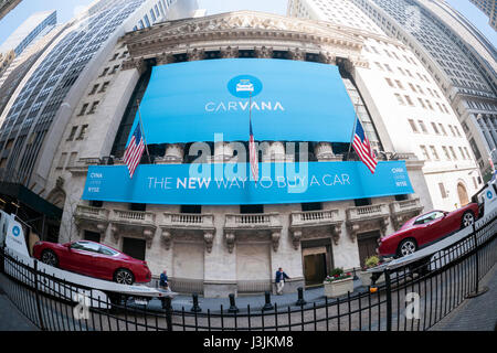 Der New Yorker Börse ist für den Börsengang der Automaten Autofirma Carvana auf Freitag, 28. April 2017 eingerichtet. Das Unternehmen mit Sitz in Texas verkauft Gebrauchtwagen online wo haben die Käufer die Möglichkeit, ihr Fahrzeug auf einem riesigen Automaten abholen. Carvana bietet auch Finanzierung, wonach es die Darlehen an einen Dritten verkauft.  (© Richard B. Levine) Stockfoto