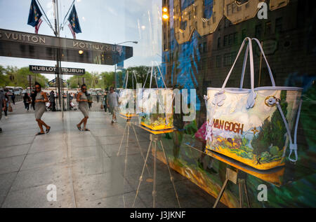 Jeff Koons Limited Edition, die Handtaschen im Fenster von Louis Vuitton auf der Fifth Avenue in New York auf Samstag, 29. April 2017, die Handtaschen in gesehen werden angeeignet Bildstil, Feature Darstellungen von Gemälden von Künstlern der klassischen.  (© Richard B. Levine) Stockfoto