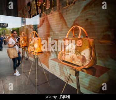 Jeff Koons Limited Edition, die Handtaschen im Fenster von Louis Vuitton auf der Fifth Avenue in New York auf Samstag, 29. April 2017, die Handtaschen in gesehen werden angeeignet Bildstil, Feature Darstellungen von Gemälden von Künstlern der klassischen.  (© Richard B. Levine) Stockfoto