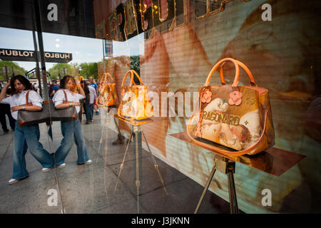 Jeff Koons Limited Edition, die Handtaschen im Fenster von Louis Vuitton auf der Fifth Avenue in New York auf Samstag, 29. April 2017, die Handtaschen in gesehen werden angeeignet Bildstil, Feature Darstellungen von Gemälden von Künstlern der klassischen.  (© Richard B. Levine) Stockfoto