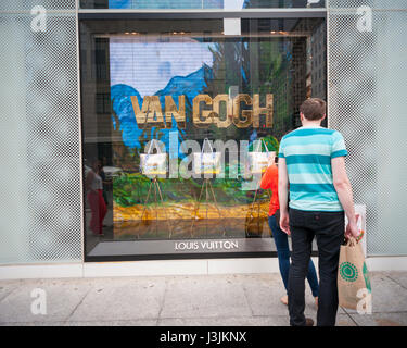 Jeff Koons Limited Edition, die Handtaschen im Fenster von Louis Vuitton auf der Fifth Avenue in New York auf Samstag, 29. April 2017, die Handtaschen in gesehen werden angeeignet Bildstil, Feature Darstellungen von Gemälden von Künstlern der klassischen.  (© Richard B. Levine) Stockfoto