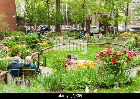 Besucher auf der Westseite Community Garden in New York genießen den über 12.000 Tulpen blühen während ihrer Tulpenfestival, gesehen auf Sonntag, 30. April 2017. Der Garten feiert gerade seinen 43. Jahr. (© Richard B. Levine) Stockfoto