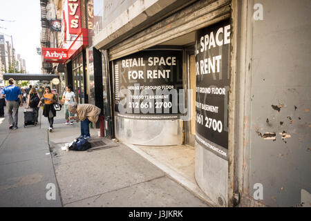 Eine freie Ladenfläche im Stadtteil Flatiron von New York auf Freitag, 28. April 2017. (© Richard B. Levine) Stockfoto