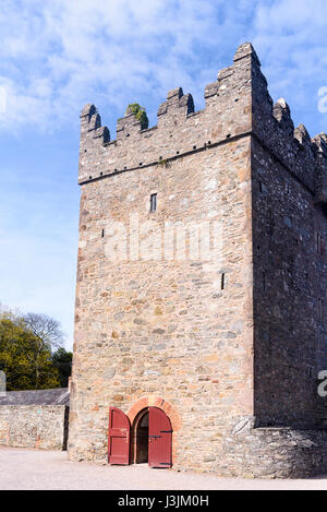 Burgturm in einem Kies-Hof am Castle Ward mit Stallungen, wie als Winterfell in Game of Thrones enthalten Stockfoto