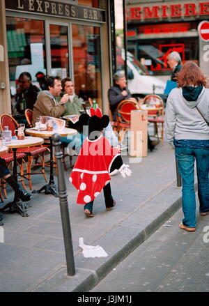 AJAXNETPHOTO. PARIS, FRANKREICH. -MICKEY AUF DEN STRAßEN - KIND IN MICKEY MAUS FANCY DRESS AUF DEN STRAßEN DER STADT. FOTO: JONATHAN EASTLAND/AJAX REF: 81109 Stockfoto