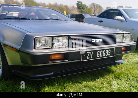 Kühlergrill eines Delorean DMC-12 Autos. Stockfoto