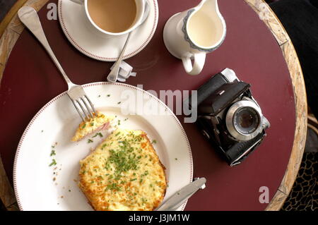 AJAXNETPHOTO. PARIS, FRANKREICH. -CROQUE-MONSIEUR - SIDEWALK CAFE TISCH MIT ESSEN SNACKS, GETRÄNKE UND SCHNAPPSCHUSS-KAMERA. FOTO: JONATHAN EASTLAND/AJAX REF: RD62903 173 Stockfoto